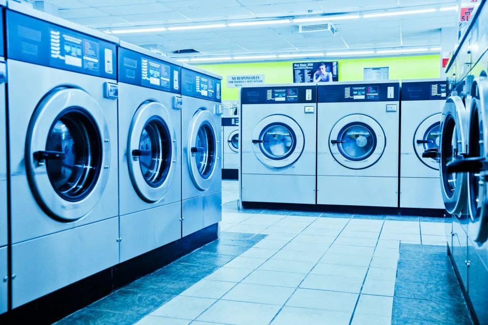 Máy lạnh chảy nước, thổi hơi nóng — vệ sinh và nạp ga xong — sau